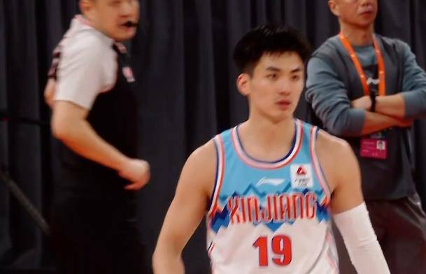 新疆男篮在主场迎战上海队，士气高昂
