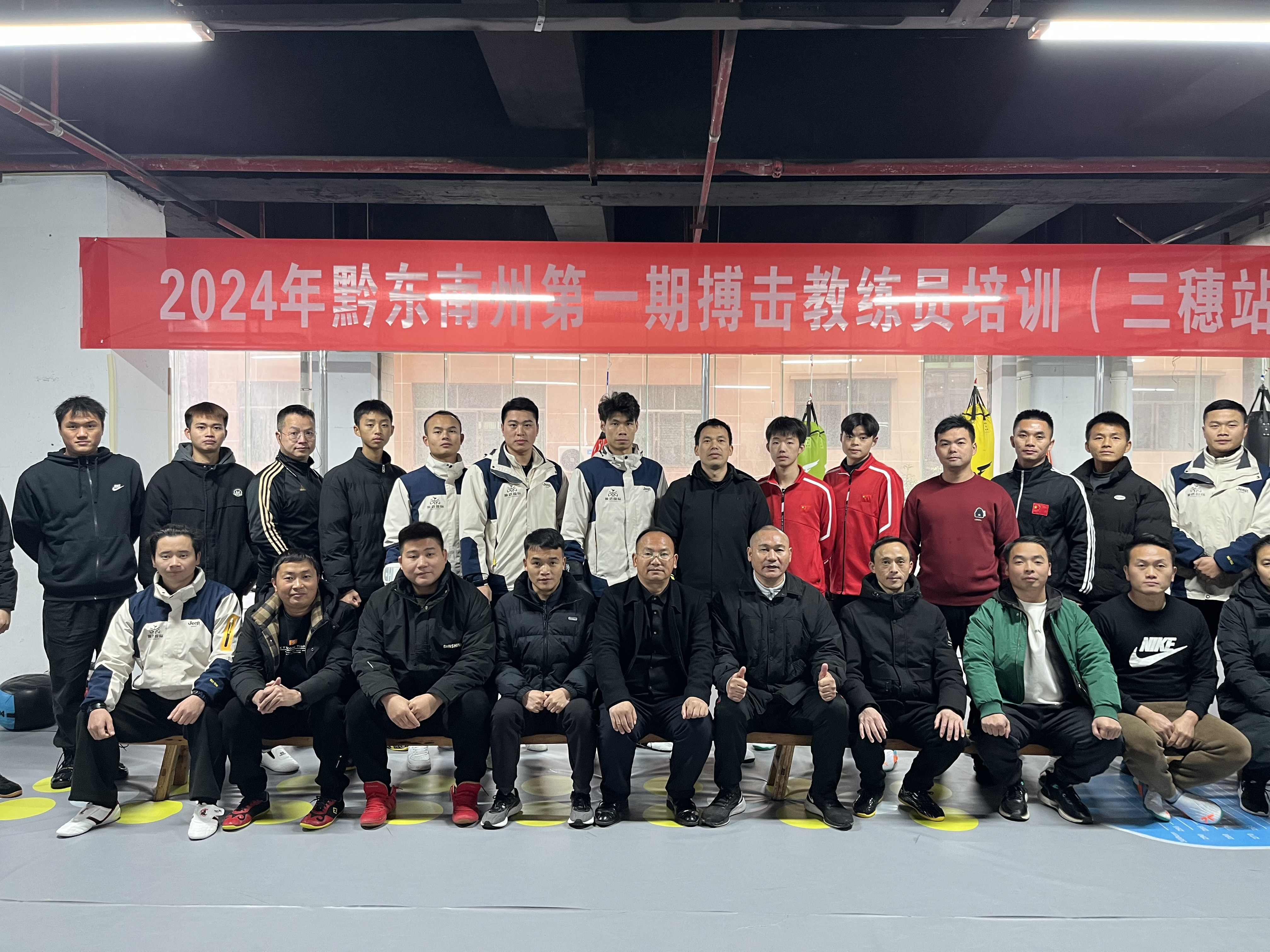 主教练言传身教，激励球队全力拼搏