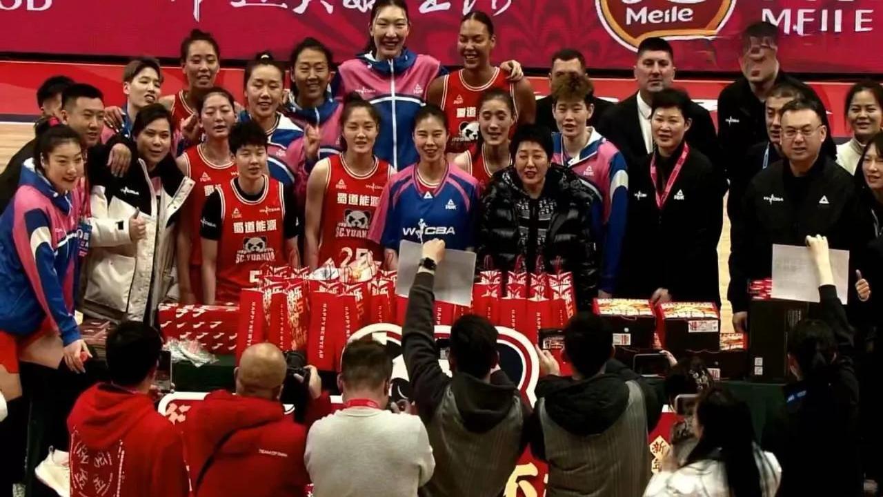 包含精彩比赛中球队全员奋力战斗，取得胜利！的词条