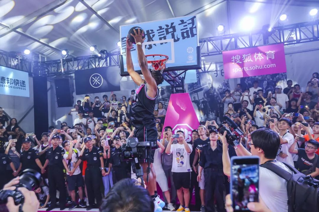 包含阿甘跌跌撞撞领先摩托马，法国联赛巅峰之争激烈的词条