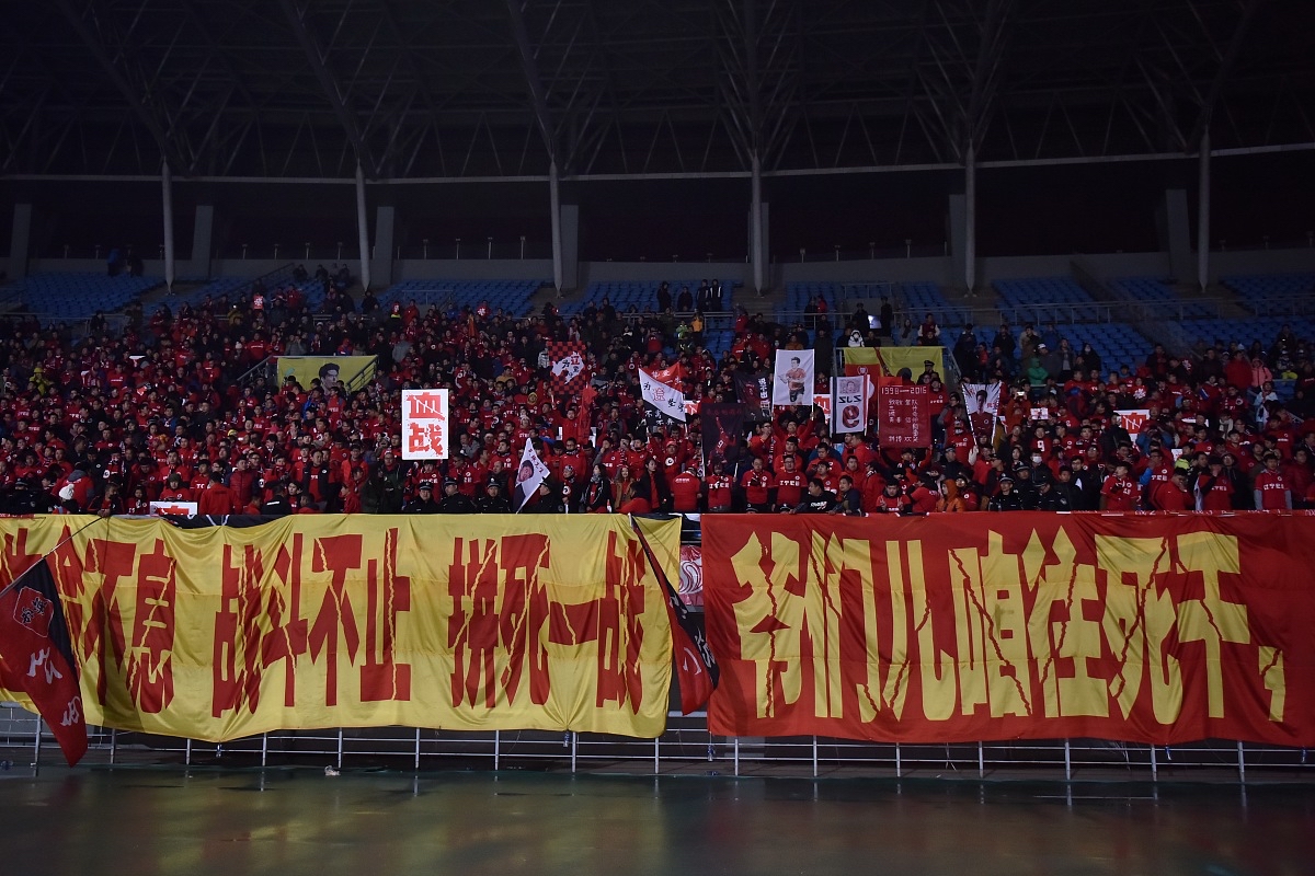 华体会官网电脑版-热血拼搏！球场热情澎湃再掀高潮的简单介绍